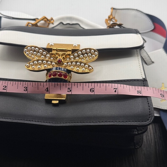 Blue and White Crossbody Bag with Bee Accent blind for love Queen Margeret top - Picture 15 of 16